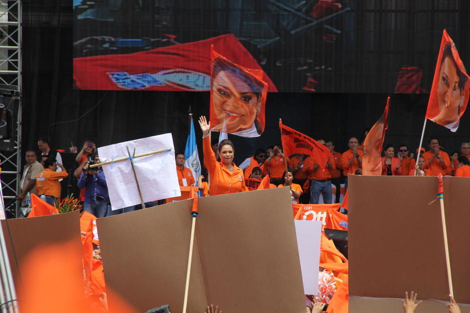 La vicepresidenta, Roxana Baldetti, durante la proclamación de Alejandro Sinibaldi como precandidato del PP. Los partidos podrán gastar, este 2015, 60 millones de quetzales en la campaña política. (Foto: archivo/soy502)