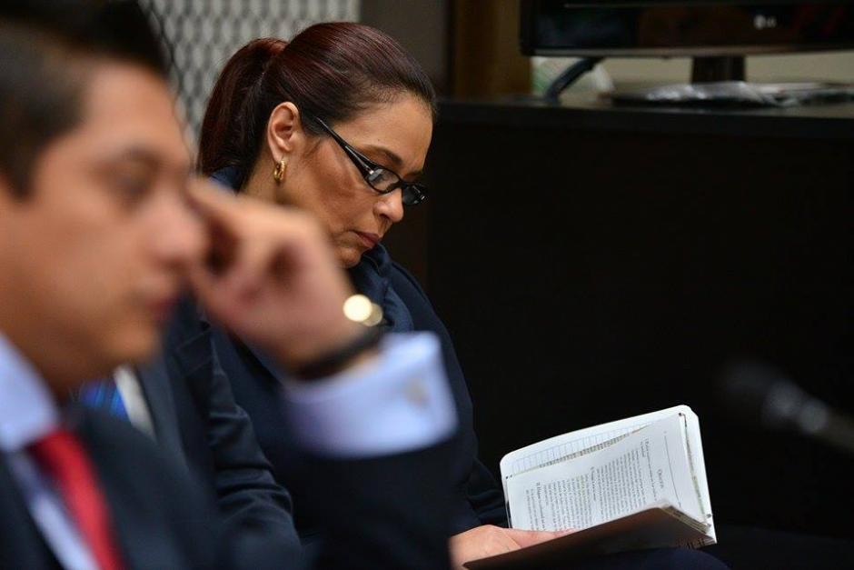 Durante el tercer día de audiencia, Roxana Baldetti leía documentos previo a la decisión del juez sobre ordenar prisión preventiva. (Foto: Wilder López/Soy502)&nbsp;