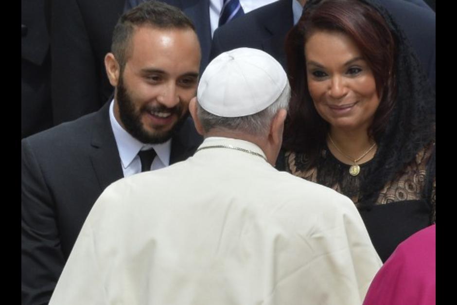 Roxana Baldetti y su hijo, Luis Pedro Paz, en su visita al Papa Francisco. (Foto: Archivo/Soy502)