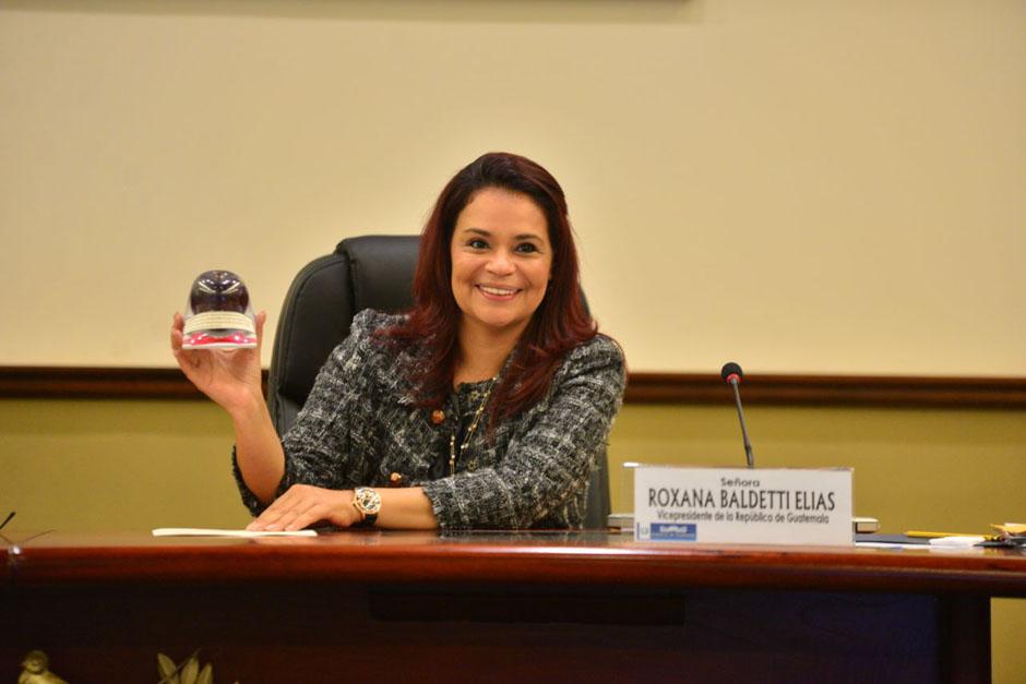 La vicepresidenta Roxana Baldetti recibió este lunes el reconocimiento por ser la funcionaria pública más "accesible" a los medios. Pero, siete medios se manifestaron en contra de dicha votación que calificaron de viciada por parte de la vicemandataria. (Foto: Wilder López/Soy502)