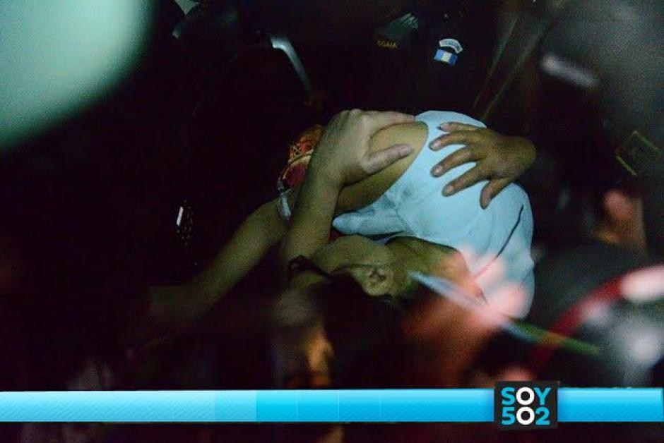 Agachada e intentando cubrirse el rostro adentro de la camioneta negra, Roxana Baldetti ingresó a la cárcel de Matamoros. &nbsp;(Foto: Wilder López/Soy502)&nbsp;