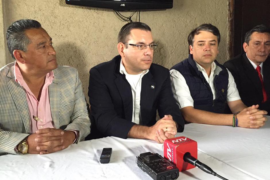 En la fotografía aparecen, Felix Hernández (I), quien participó con candidato a la alcaldía de Villa Nueva por el PP; Manuel Baldizón (C), precandidato presidencial de Lider, y Edwin Escobar. (Foto: José Antonio Castro)