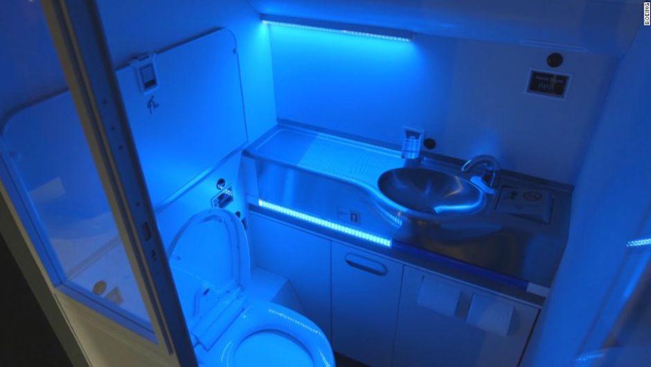 El baño que se limpia solo utiliza luz ultravioleta para eliminar los gérmenes. (Foto: Boeing)