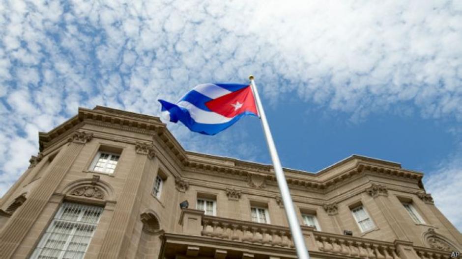 La bandera de Cuba ondea frente a su embajada en Washington por primera vez en 54 años. &nbsp;(Foto: BBC)&nbsp;