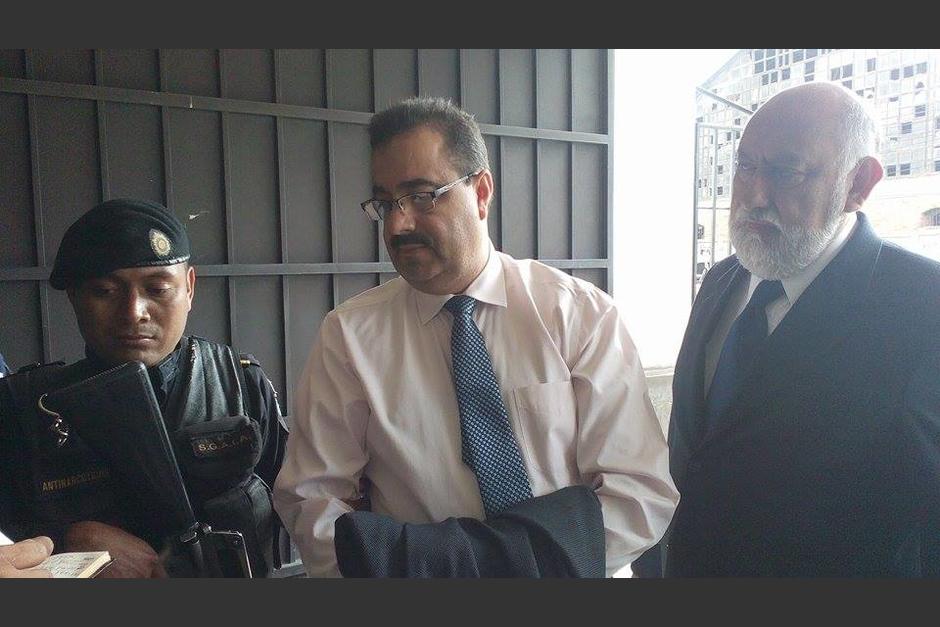 El presidente del Banguat, Julio Roberto Suárez Guerra (C), fue capturado por fraude, vinculado al caso del contrato anómalo en el IGSS. (Foto: Wilder López/Soy502)&nbsp;