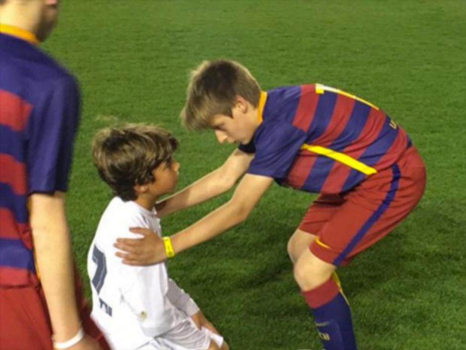 Esta imagen la regalaron los pequeños jugadores de Barcelona que animaron a sus rivales de Real Madrid. (Foto: FoxSports)