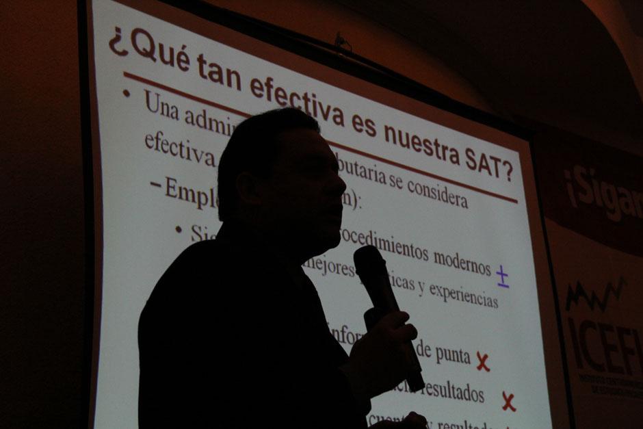 El Instituto Centroamericano de Estudios Fiscales demostró aún con la contratación de una empresa para mejorar la recaudación, la cual defiende el presidente Otto Pérez, no se logrará alcanzar la meta de recaudación de impuestos (Foto: Alexis Batres/Soy502)