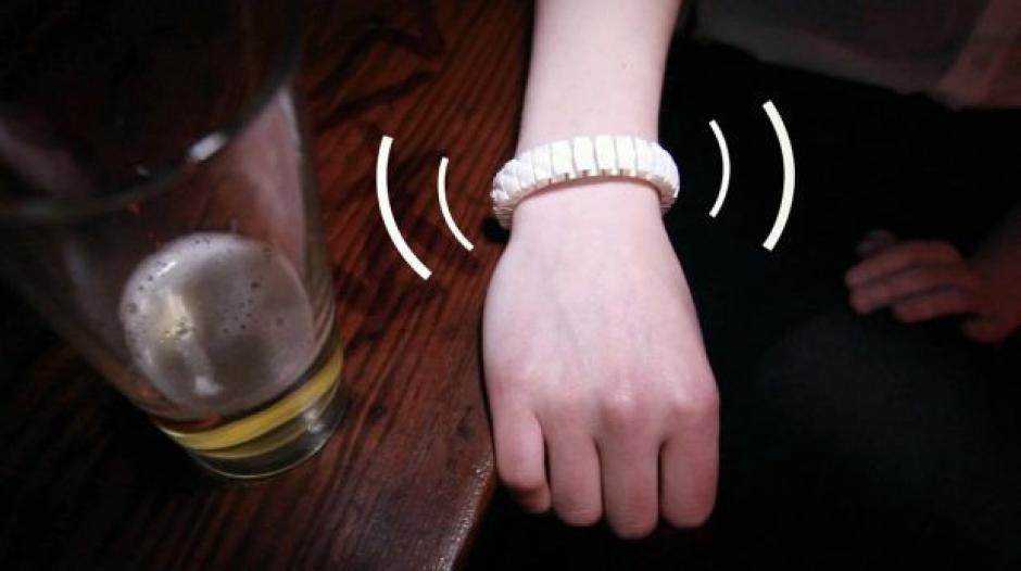 La pulsera "Vive" busca resguardar laintegridad de los jóvenes cuando ingieren bebidas alcohólicas.&nbsp;