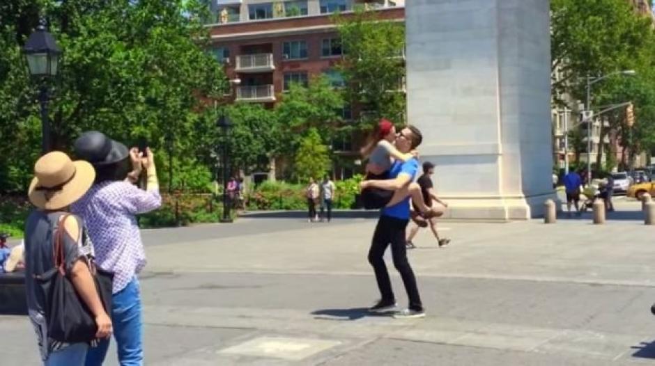 La pareja sorprendió a las personas que les tomaban fotos con sus muestras de cariño. (Captura de YouTube)