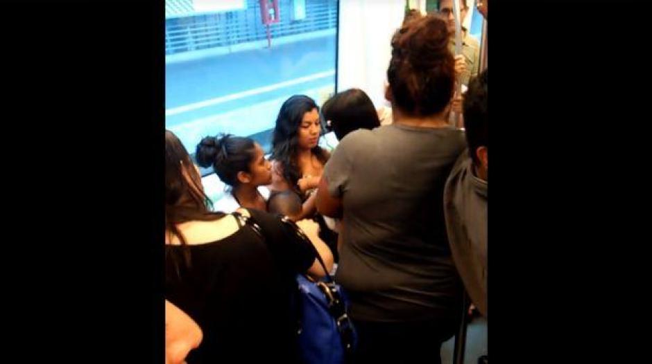 Una mujer fue golpeada en el metro de Lima, Perú, luego de no cederle su lugar a otra que llevaba a su bebé en brazos. (Foto: elcomercio.pe)