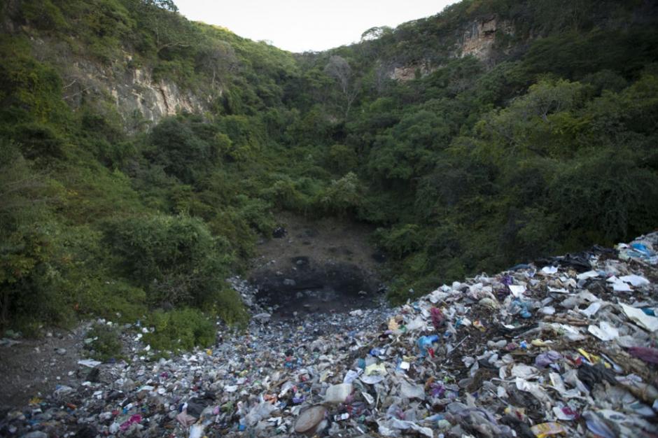 Las autoridades mexicanas revelaron que los estudiantes normalistas de Ayotzinapa fueron asesinados en un basurero de Cocula tras una serie de investigaciones de más de un mes. (Foto: Saúl Ruiz)