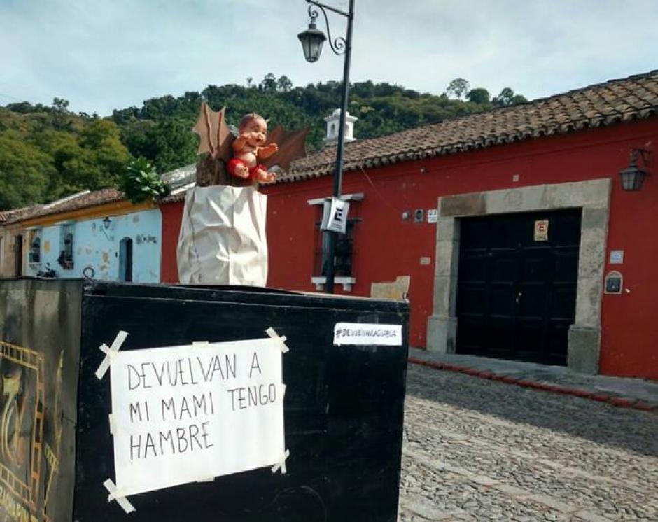 Colocan nueva figura en Antigua Guatemala después de que decomisaran la escultura de "La Diabla". (Foto: NVO Noticias)