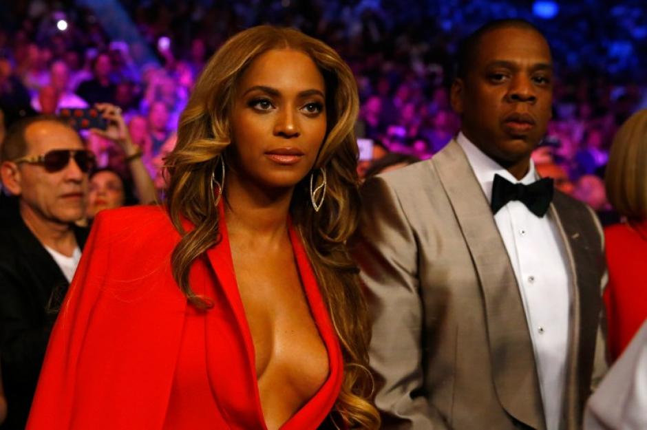 Beyoncé y Jay Z fueron las celebridades que más llamaron la atención entre el público de la pelea del siglo. (Foto: AFP)