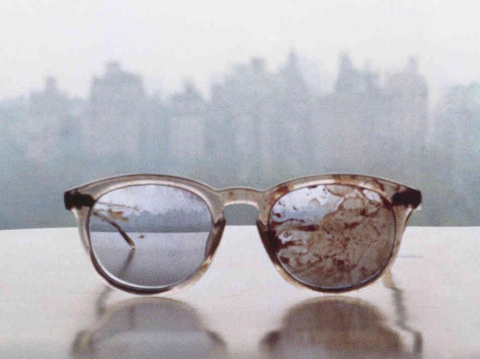 Los anteojos que llevaba John Lennon el día de su asesinato, fotografiados por su novia Yoko Ono, con la ciudad de Nueva York de fondo.&nbsp;