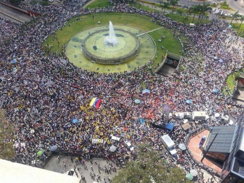 Centeneras de venezolanos marcharon este miércoles en oposición al Gobierno de Maduro. Foto:Twitter@imágeneshistoricas