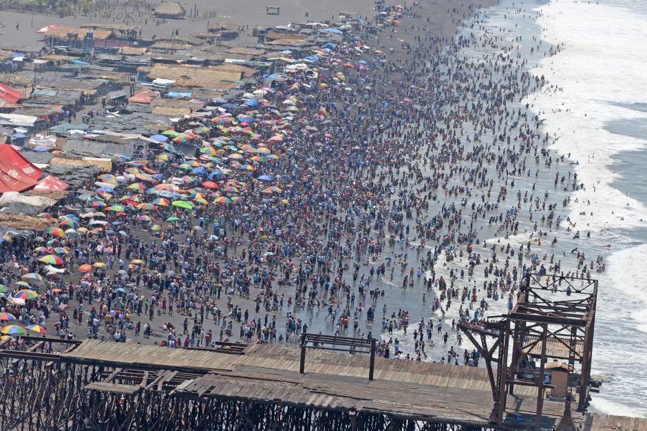 En Champerico, Rethaluleu, miles de veraneantes abarrotaron la playa. (Foto: Esteban Biba/Soy502)&nbsp;