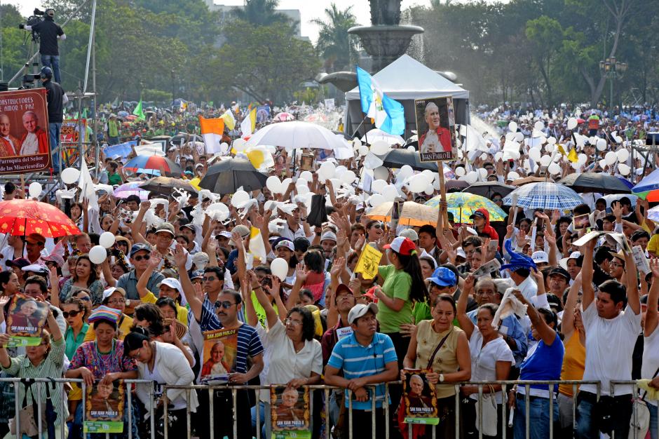 Miles de devotos asistieron a la misa que se llevó a cabo frente a Catedral. (Foto: Esteban Biba/Soy502)&nbsp;