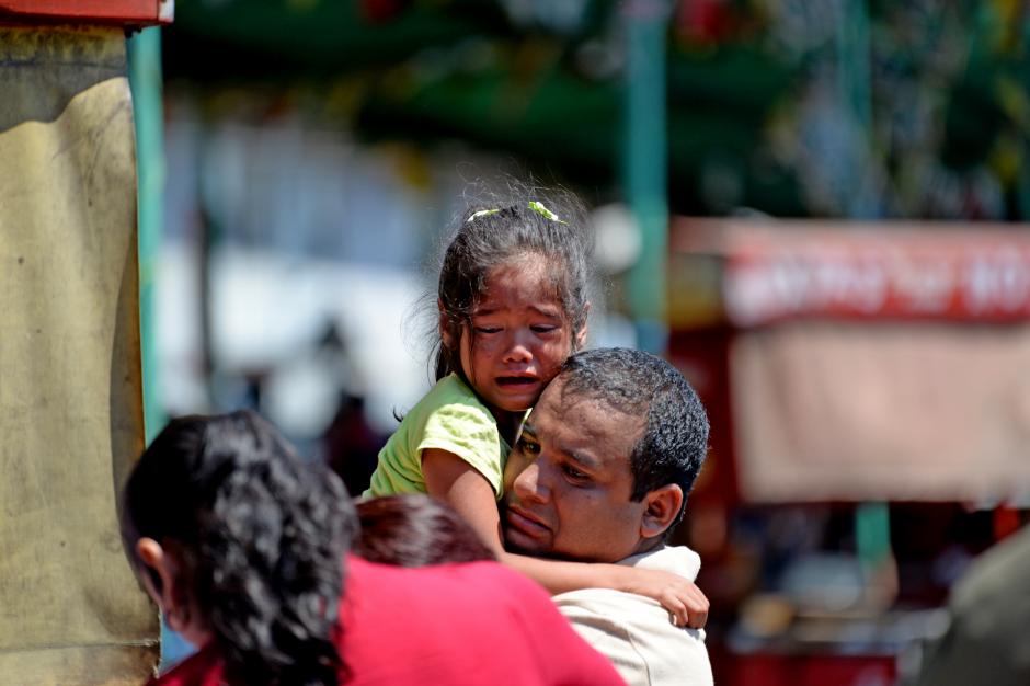 El dolor en el rostro de esta niña es evidente, al ver a sus padres quienes lo perdieron todo en el incendio. (Foto: Esteban Biba/Soy502)&nbsp;