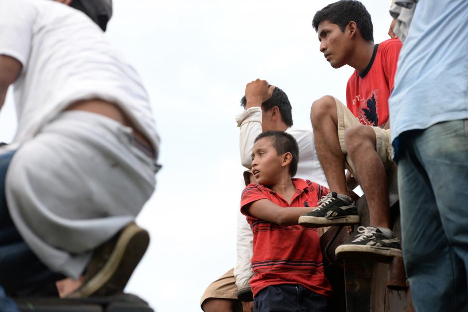 Niños y niñas cuelgan de la "Bestia", el enorme tren de carga, en su recorrido por México. (Foto: Esteban Biba/Soy502)&nbsp;