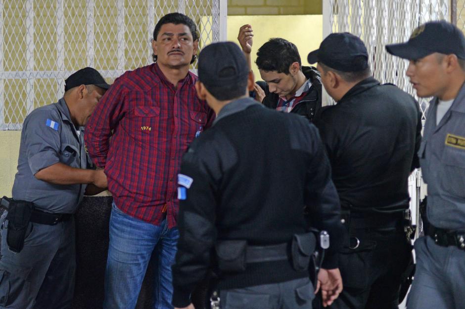 Marlon Puente pasó la noche en las carceletas de la Torre de Tribunales. (Foto: Esteban Biba/Soy502)&nbsp;