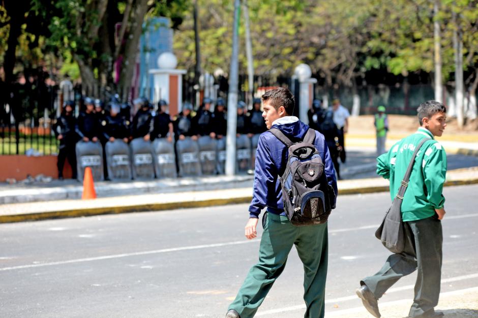 Por segundo día los estudiantes se enfrentaron con los policías antimotines. (Foto: Esteban Biba/Soy502)