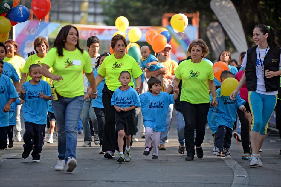 El Comité&nbsp;de Damas del Club Rotario, creadoras de la carrera, salieron primero con niños pacientes con cáncer. (Foto: Esteban Biba/Soy502)&nbsp;