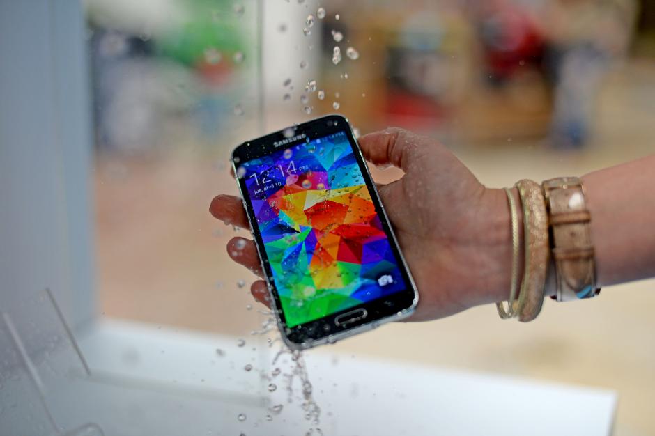 El nuevo Galaxy S5 puede soportar un accidente con agua. (Foto: Esteban Biba/Soy502)&nbsp;