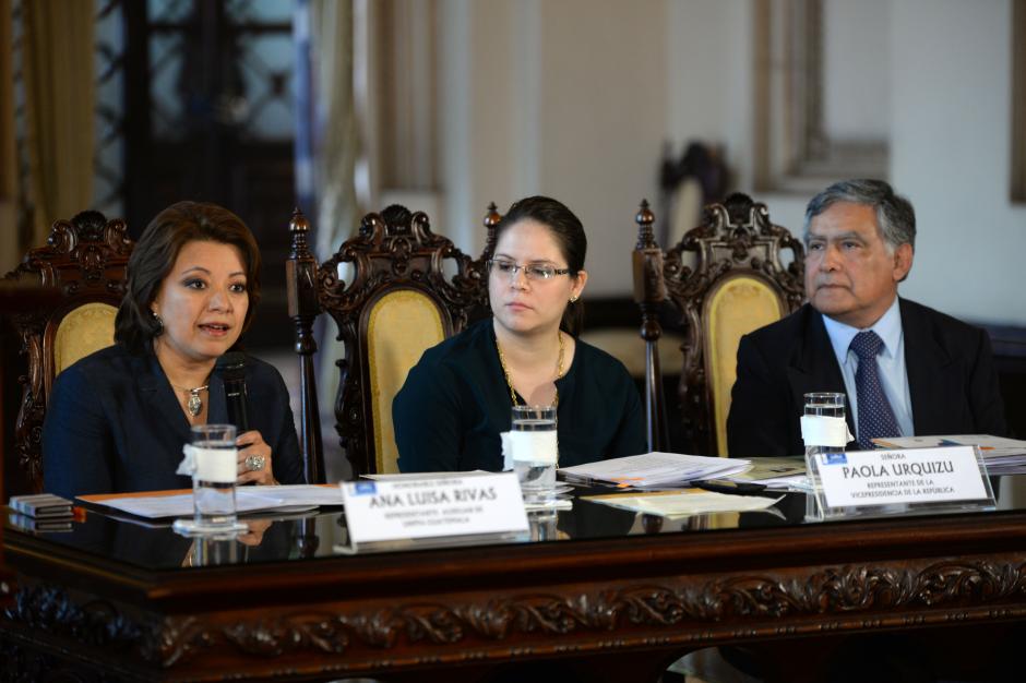Al centro de la mesa se encuentra Paola Urquizu a quien la vicepresidenta nombró como su representante para el evento. (Foto: Esteban Biba/Soy502)&nbsp;
