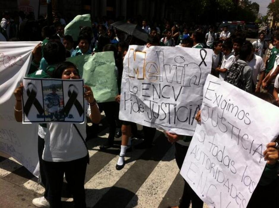 Un grupo de alumnos de la Escuela Normal para Varones de la zona 13 realiza una marcha en protesta por la muerte la semana pasada del estudiante Melvin Eudiel Casia Monroy. (Foto: Antonio Ordoñez/Soy502)&nbsp;