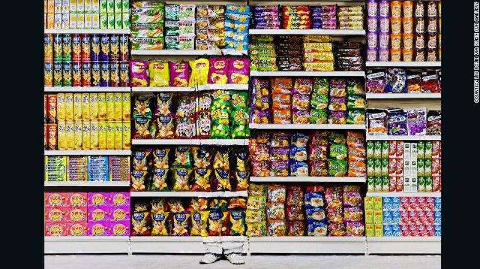 El artista Liu Bolin se camufla en un supermercado. (Foto: CNN)