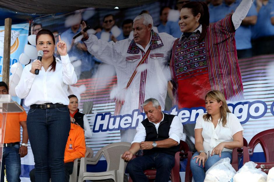 El presidente Otto Pérez Molina y la vicepresidenta Roxana Baldetti entregaron Bolsa Segura en Huehuetenango. En el escenario estuvieron junto a personas vestidas con los colores y simbolos del partido Patriota. (Foto: Vicepresidencia)