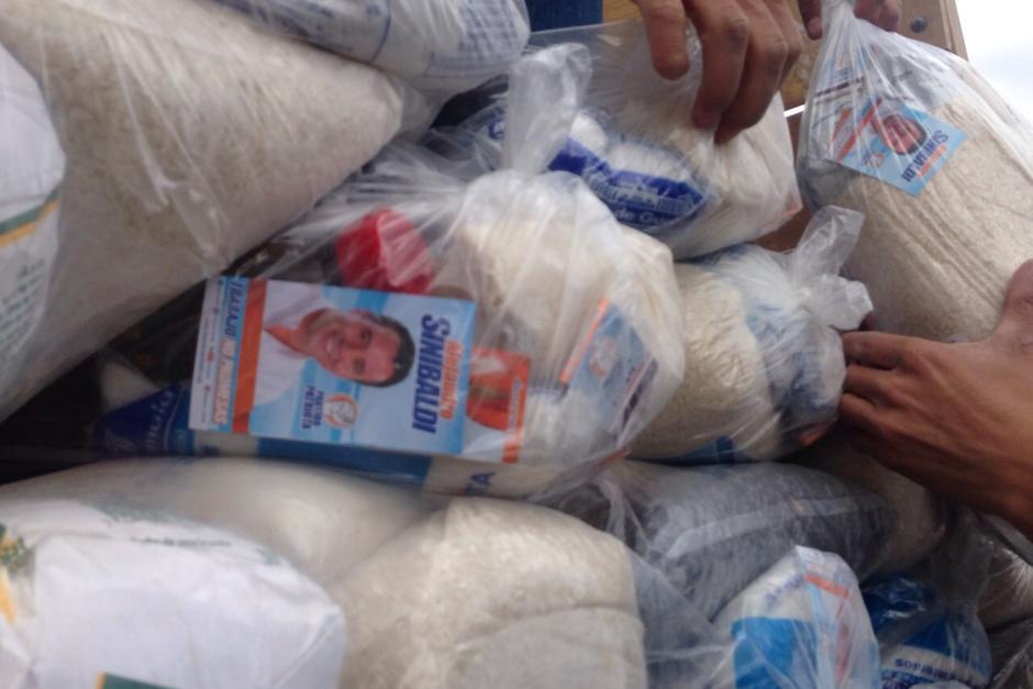 Estas son las bolsas de víveres que fueron entregadas el pasado jueves como parte del programa Bolsa Segura, en Huehuetenango. En dos días repartieron cerca de 16 mil bolsas. (Foto: Soy502)