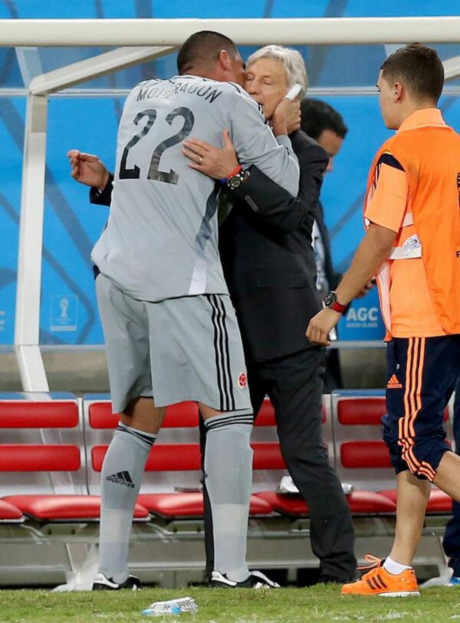 Faryd Mondragón abraza al técnico Pekerman al finalizar el duelo donde el portero jugó unos minutos y rompió el récord del jugador más veterano en un Mundial. (Foto: AFP)