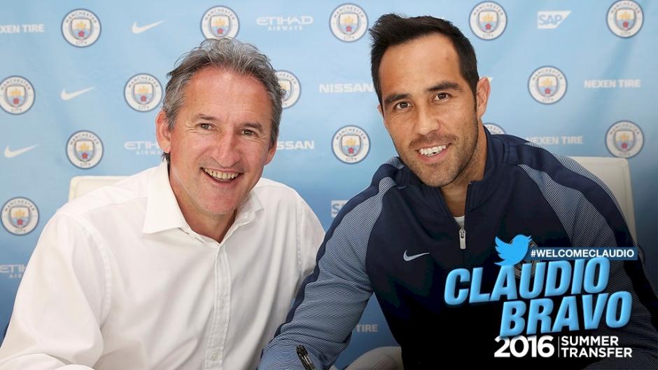 Con esta imagen, el club inglés confirmó el fichaje del portero chileno. (Foto: mancity.com)