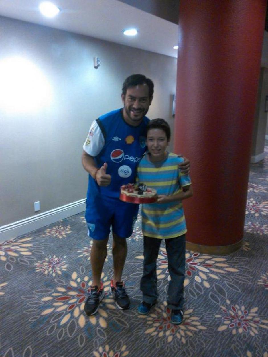 Carlos el Pescado Ruiz recibió un delicioso regalo de José Flores, un niño de Retalhuleu que viajó a Los Ángeles para alentar a la Selección en la final de la Copa Centroamericana contra Costa Rica. (Foto: Edson Aldana/Enviado ACD)