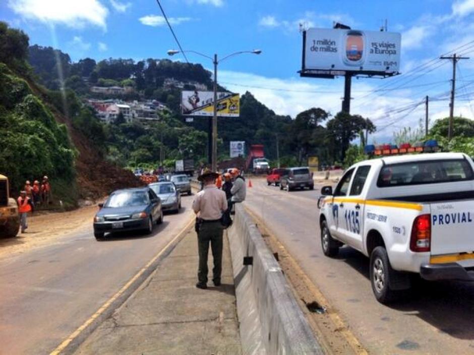 Continúan los trabajos sobre el kilómetro 10.5 de la carretera a El Salvador en donde en horas de la tarde del jueves se produjo un derrumbe.