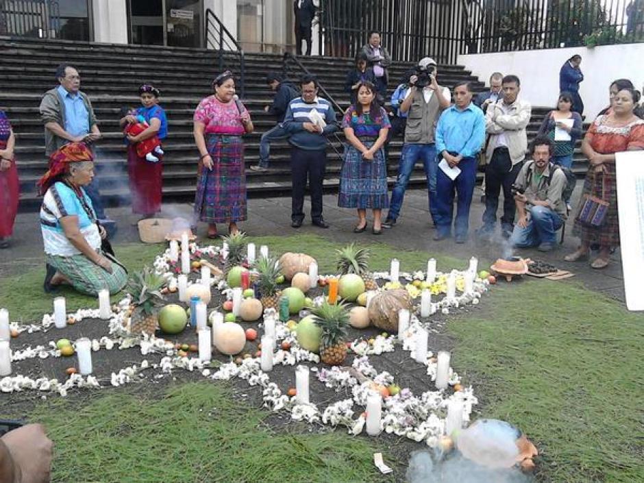 En las afueras de la Torre de Tribunales se realizó una ceremonia maya previó al inicio de juicio contra el ex jefe policial Pedro García Arredondo, acusada por la quema de la embajada de España en Guatemala. (Foto: Cortesía)&nbsp;