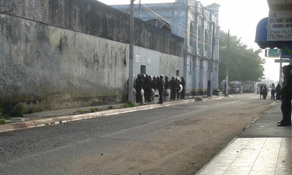 Un reducido grupo de policías de la fuerza especial, se encuentra en las afueras de la cárcel de Jutiapa, donde los reos se han sublevado. (Foto: Facebook César Leiva)&nbsp;