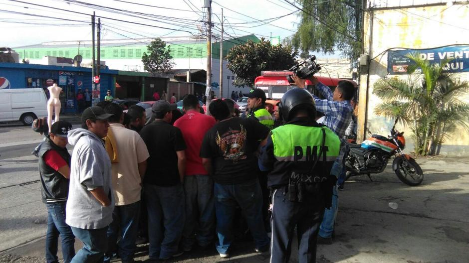 Vecinos de Mixco fueron afectados por la suspensión del servicio de transporte. (Foto cortesía: Municipalidad de Mixco)