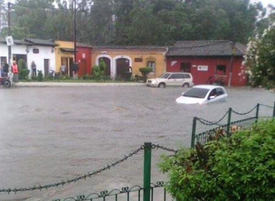 Las lluvias provocaron el colapso de drenajes en Antigua Guatemala que afectaron la movilización del tránsito en la Ciuedad Colonial. (Foto: Televos)