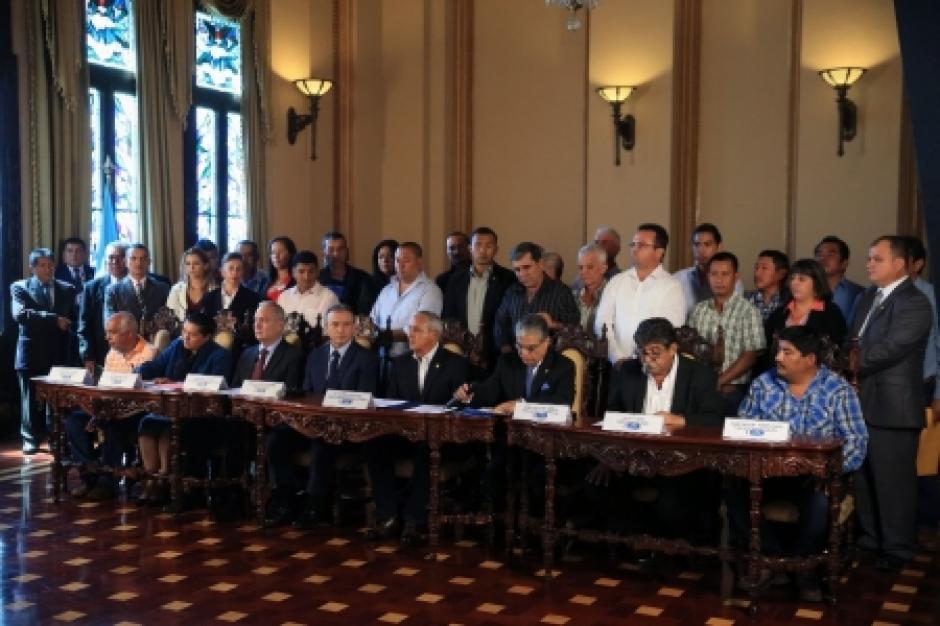 El presidente Otto Pérez, en compañía del ministro de Trabajo, Carlos Contreras, y los alcaldes de los municipios donde se focalizó el salario mínimo, ofrecen conferencia de prensa. (Foto: AGN)