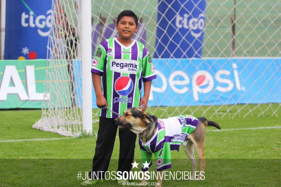 José y su perro Coby, vestidos con los colores de Antigua GFC. (Foto: Antigua GFC)