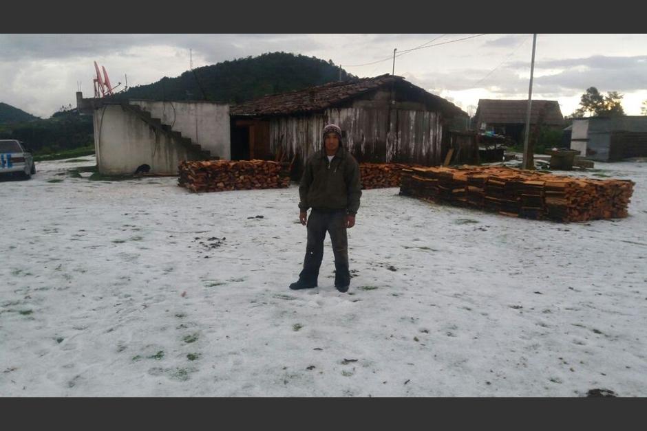 Los pobladores de la aldea Serchil de San Marcos aprovecharon para tomarse la foto con el piso cubierto de granizo. (Foto: Hugo Barrios)