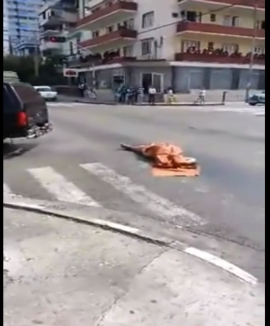 Dejan tirado un cadáver en plena vía pública. (Foto: YouTube/La Zona Wifi Cubana)