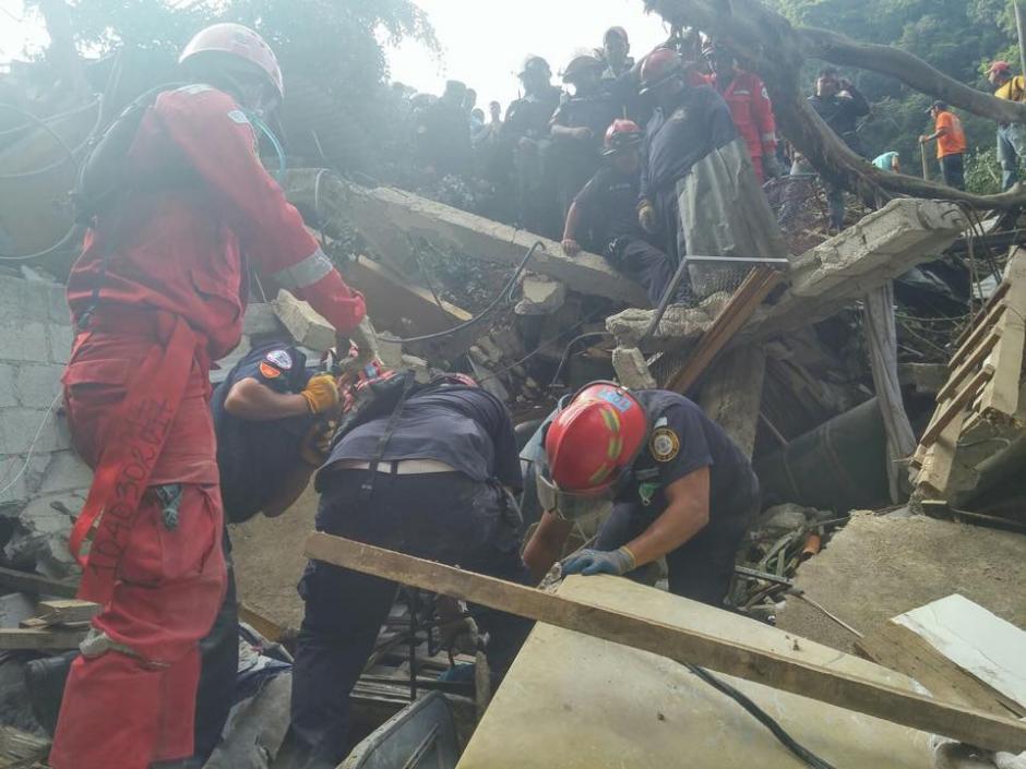 Los bomberos y los rescatistas de varias entidades de socorro trabajan desde anoche en la tragedia de El Cambray II en Santa Catarina Pinula. &nbsp;(Foto: Jesús Alfonso/Soy502) &nbsp;