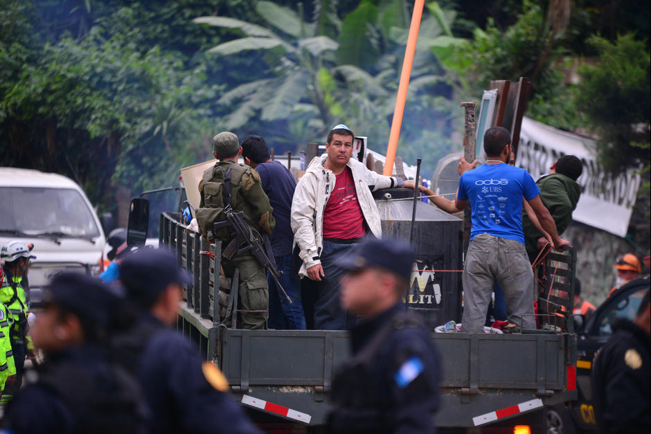 El mandatario Alejandro Maldonado afirmó que la reconstrucción para los afectados en El Cambray II será rápida. &nbsp;(Foto: Wilder López/Soy502)&nbsp;