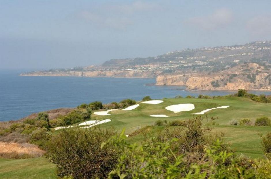 Un grupo de activistas por el medio ambiente vandalizaron el lujoso club de golf del presidente estadounidense Donald Trump en el sur de California. (Foto: AFP)