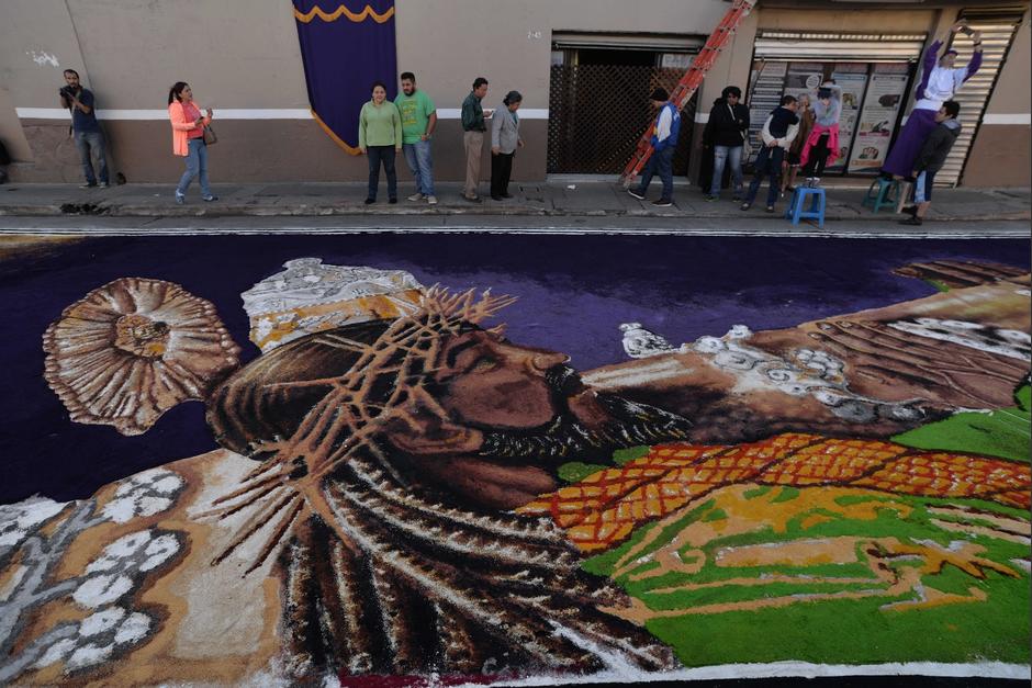 Estudiantes de la Escuela Nacional de Artes Plásticas realizaron esta alfombra. (Foto: Wilder López/Soy502) 