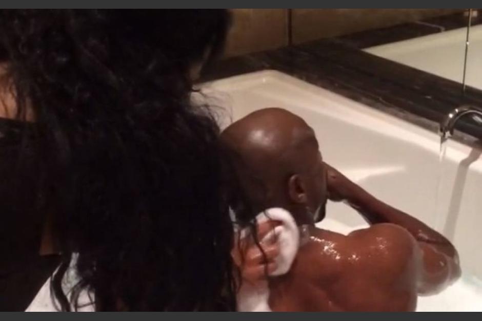 Un video publicado por Floyd Mayweather donde una dama lo baña ha sido la sensación en las redes sociales. (Foto: Floyd Mayweather)