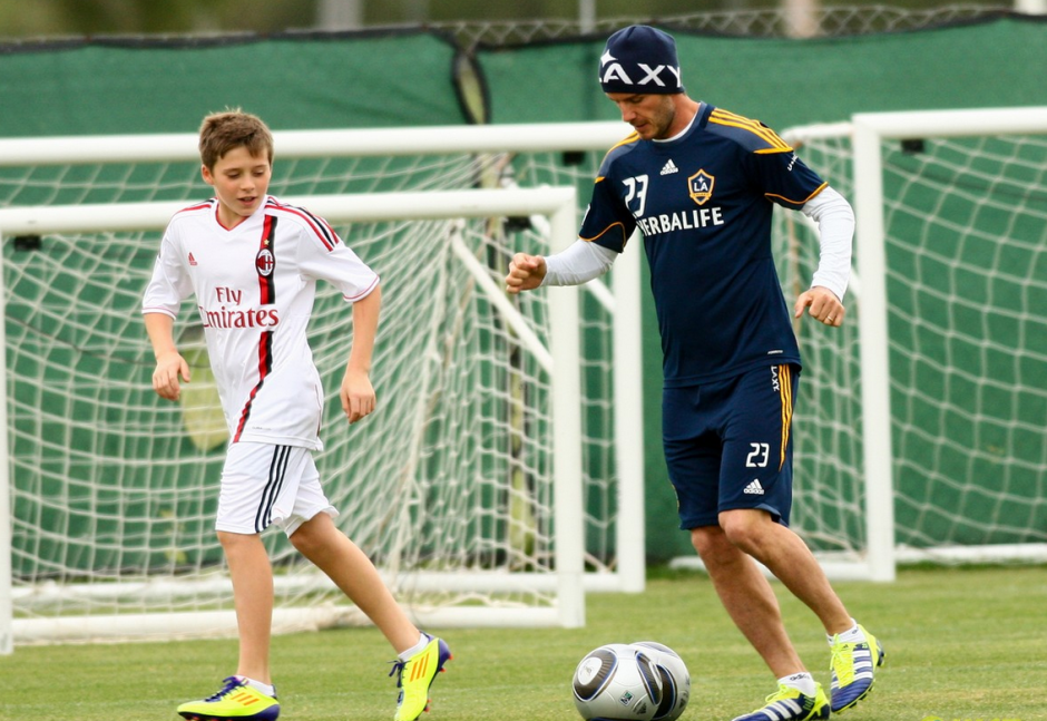 David Backham y su hijo Brooklyn sufrieron un accidente cuando la estrella futbolística recogía a su hijo de un entreno. (Foto: televicentro.hn)